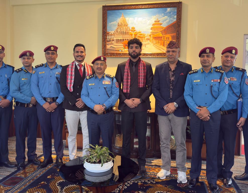 प्रहरी महानिरीक्षक थापाद्वारा दुलाललाई बधाई