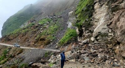 म्याग्दी जिल्लाको उत्तरी क्षेत्र हुँदै पर्यटकीय जिल्ला मुस्ताङलाई राष्ट्रिय राजमार्गसँग जोड्ने बेनी–जोमसोम सडक अवरुद्ध भएको छ । म्याग्दीको अन्नपूर्ण र मुस्ताङको थासाङ गाउँपालिका