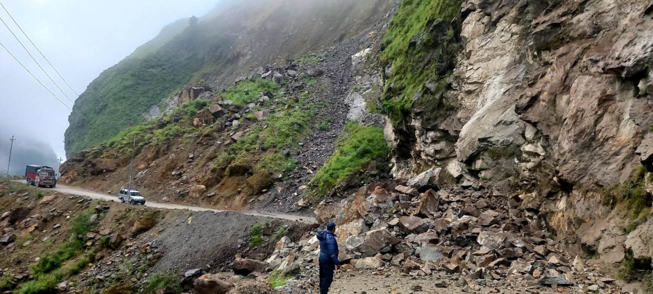 म्याग्दी जिल्लाको उत्तरी क्षेत्र हुँदै पर्यटकीय जिल्ला मुस्ताङलाई राष्ट्रिय राजमार्गसँग जोड्ने बेनी–जोमसोम सडक अवरुद्ध भएको छ । म्याग्दीको अन्नपूर्ण र मुस्ताङको थासाङ गाउँपालिका