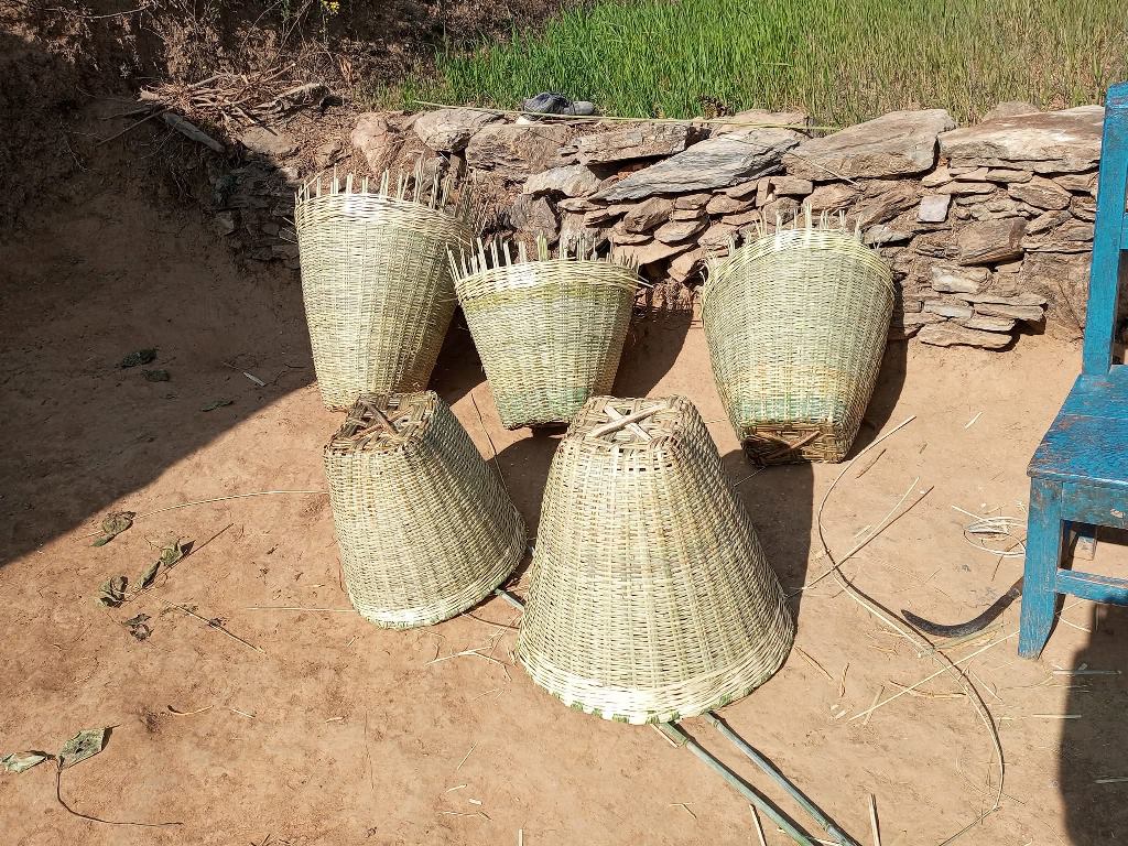 सुदूरपहाडमा पाइँदैन डोको, डालो र भकारी