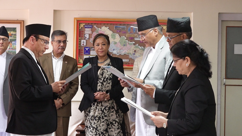 प्रधानन्यायाधीश राउतद्वारा तीन न्यायाधीशलाई शपथ