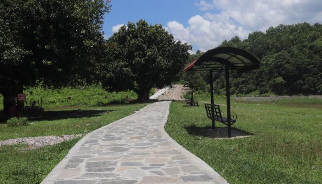 धार्मिक पर्यटन प्रवद्र्धन गर्ने उद्देश्यले रामपुर नगरपालिकाले कालीगण्डकी किनारमा पैदल मार्ग निर्माण गरेको छ । आर्थिक वर्ष २०८१/०८२ मा दुई हजार ५६७ मिटर पैदलमार्ग निर्माण