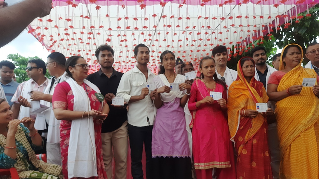 घरदैलोमा नागरिकता वितरण