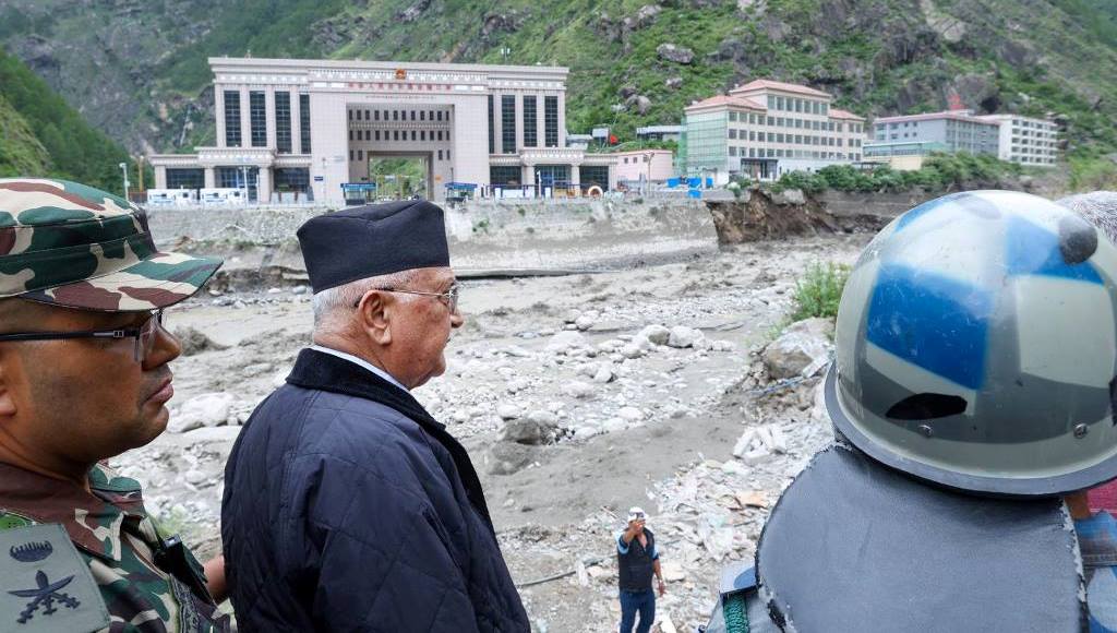 प्रधानमन्त्री ओली रसुवाको बाढी प्रभावित क्षेत्रमा