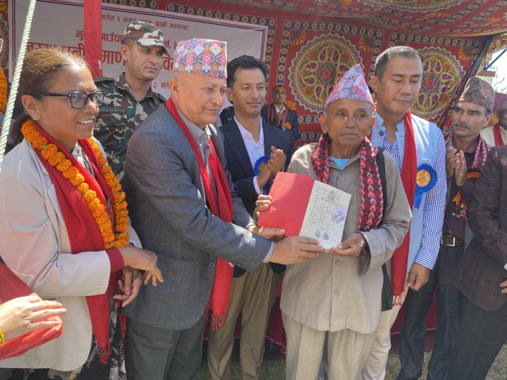 काभ्रेका भुम्लुबासीले ५० वर्षपछि पाए लालपूर्जा