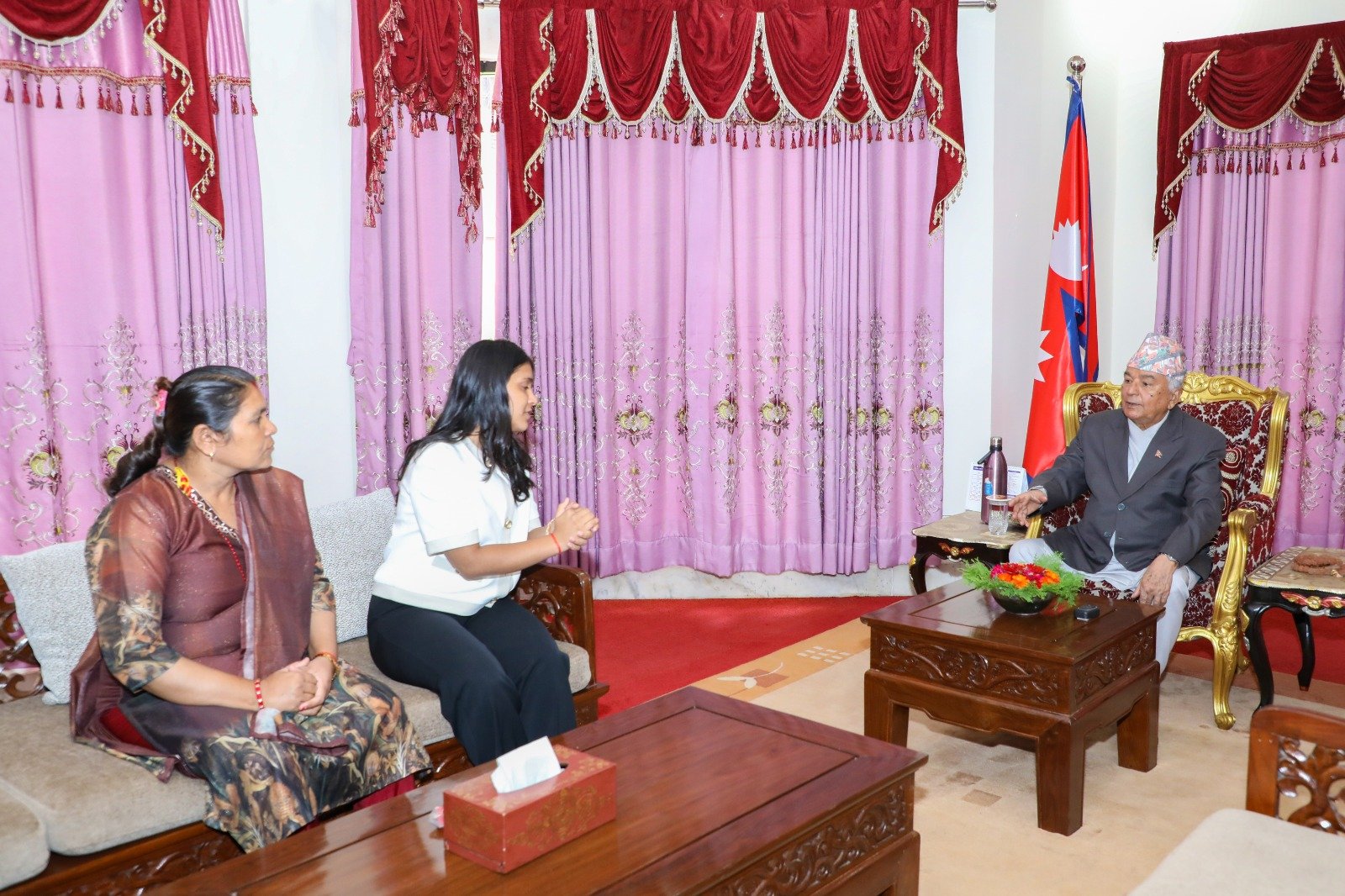 राष्ट्रपति पौडेलसँग विपिन जोशीका परिवारको भेट