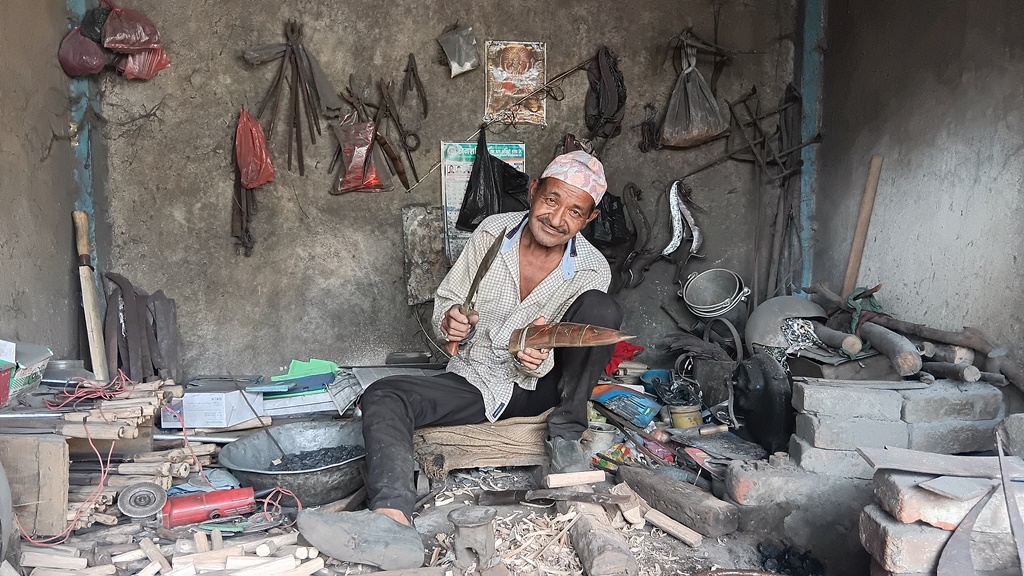 परम्परागत आरन पेशासँगै बाँचेका रामकुमार बराइली