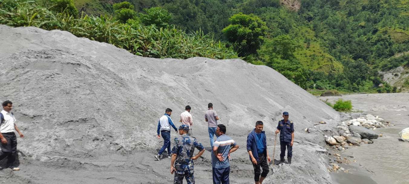 वर्षायाममा पनि रोकिएन कालीगण्डकीमा अवैध दोहन