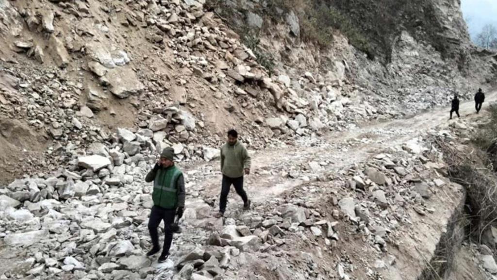 कोशी राजमार्गमा ठूलो पहिरो