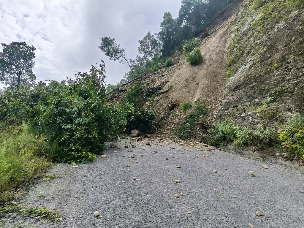 पहिरोले मध्यपहाडी लोकमार्ग अवरुद्ध