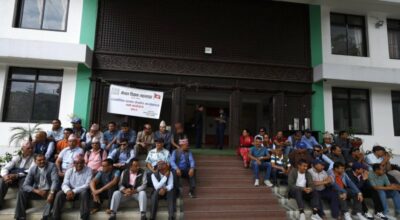 कांग्रेसको पार्टी कार्यालयमा शिक्षक महासंघको धर्ना