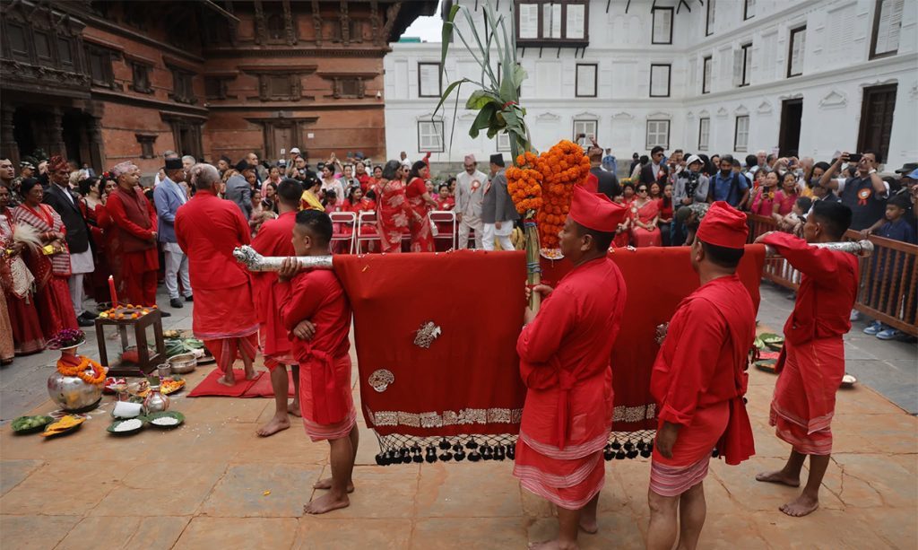 हनुमानढोकाको दसैँँघरमा विधिपूर्वक भित्र्याइयो फूलपाती