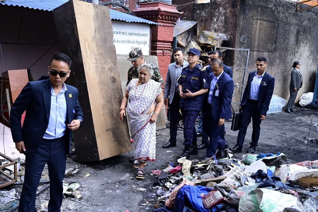 प्रधानमन्त्री कार्कीद्वारा क्षतिग्रस्त प्रहरी कार्यालयको निरीक्षण