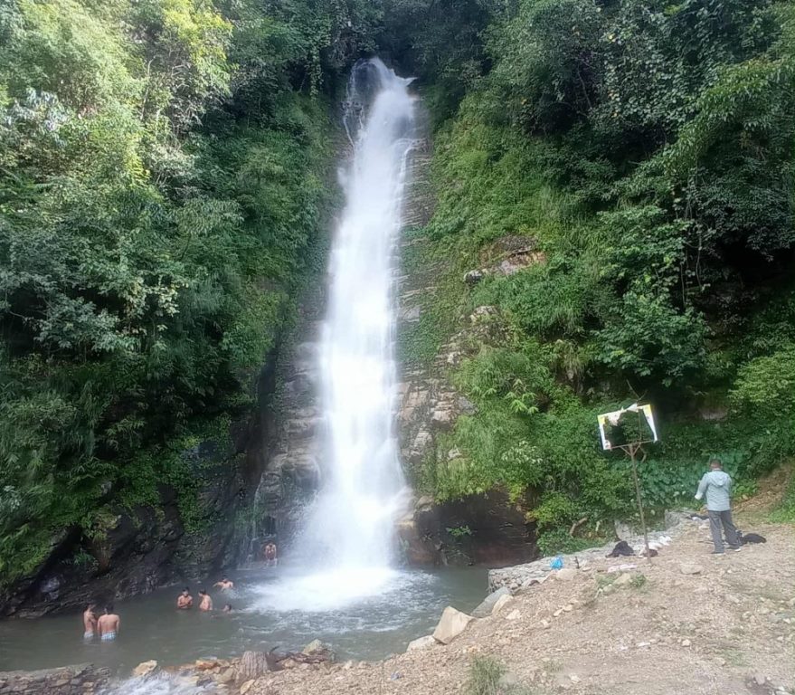 गाईखुरे झरना