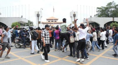 प्रहरीको घेरा तोड्दै पर्खाल नाघेर संसद् भवनभित्र छिरे जेनजी