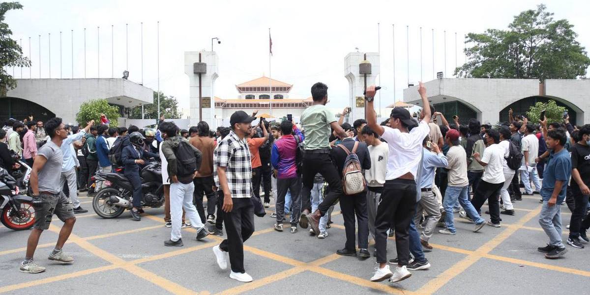 प्रहरीको घेरा तोड्दै पर्खाल नाघेर संसद् भवनभित्र छिरे जेनजी