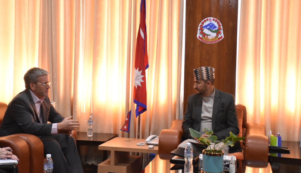 सञ्चारमन्त्री खरेलसँग अमेरिकी राजदूत थम्प्सनको शिष्टाचार भेट