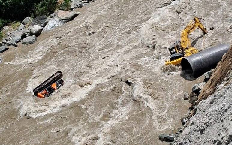 काबेलीले सिनाम पावर हाउसका एक्साभेटर र टिपर बगायो