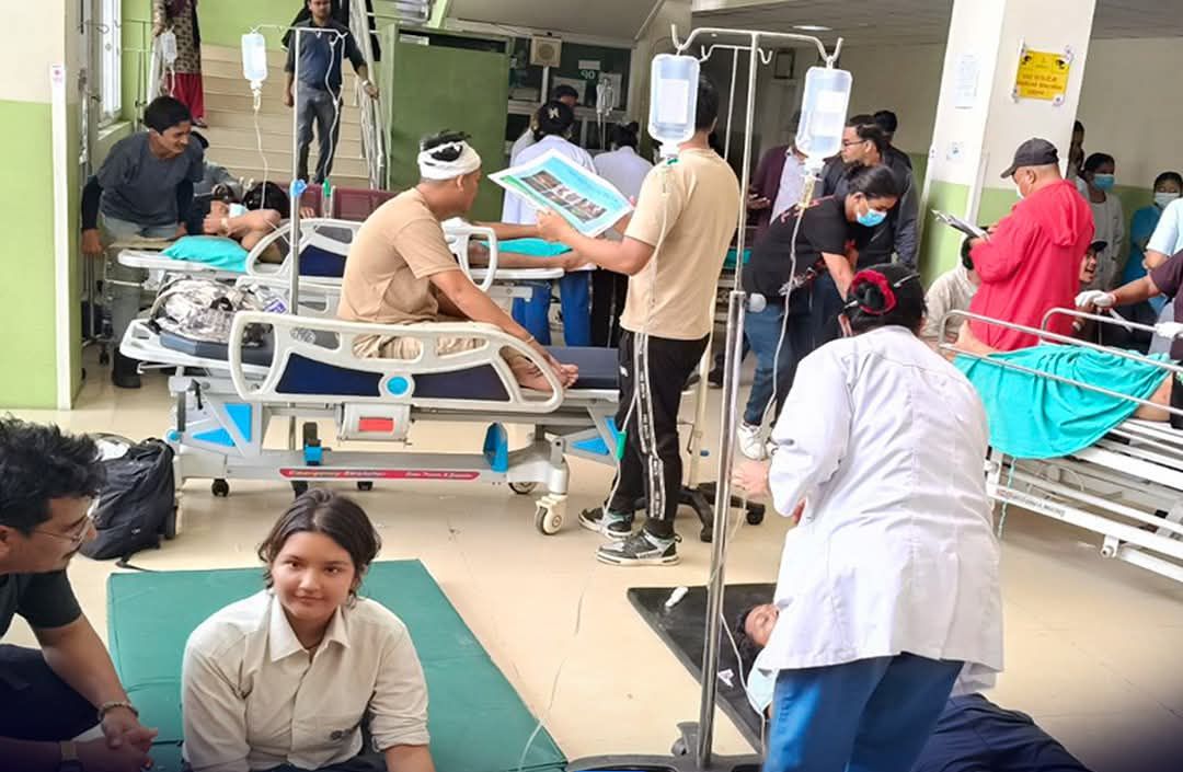 निजामती कर्मचारी अस्पतालमा घाइतेको उपचार हुँदै