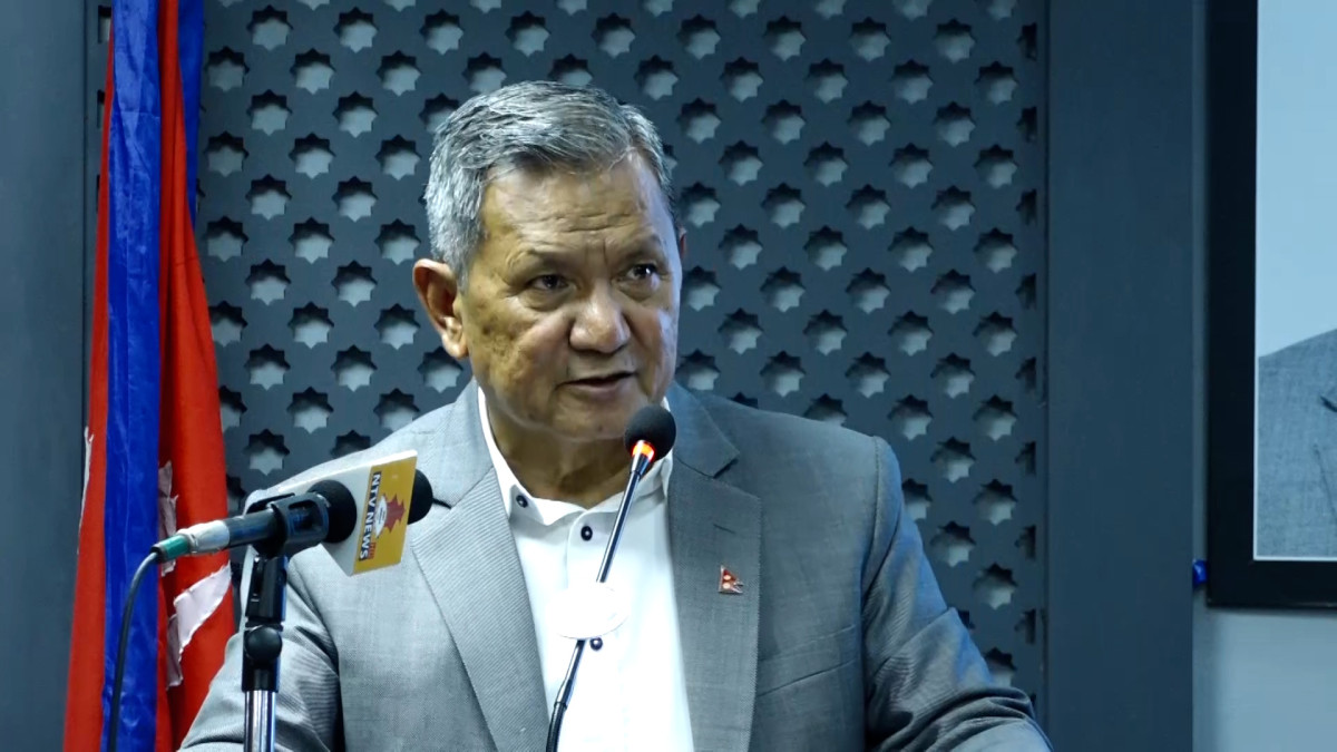 सञ्चारमन्त्री गुरुङको घरमा प्रदर्शनकारीले लगाए आगो