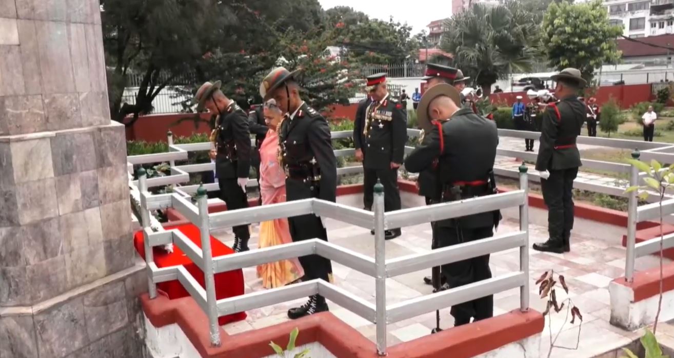 सहिदका सालिकमा माल्यार्पण