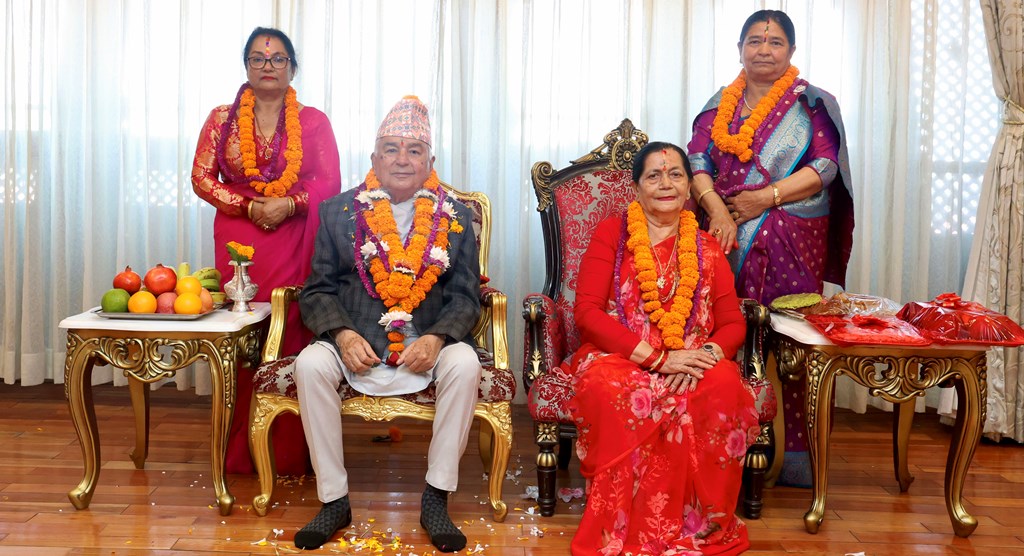 राष्ट्रपति पौडेलबाट शुभसाइतमा बहिनीहरूबाट तिहारको टीका ग्रहण