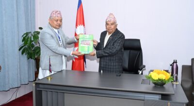 राष्ट्रपति पौडेलसमक्ष राष्ट्रिय प्राकृतिक स्रोत तथा वित्त आयोगको प्रतिवेदन पेस