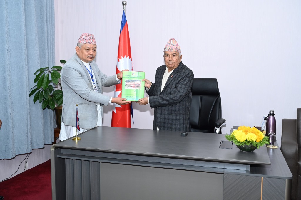 राष्ट्रपति पौडेलसमक्ष राष्ट्रिय प्राकृतिक स्रोत तथा वित्त आयोगको प्रतिवेदन पेस