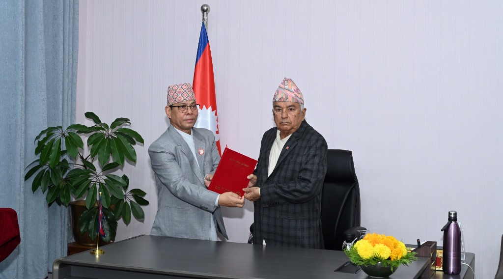 राष्ट्रपति पौडेलसमक्ष थारू आयोगको प्रतिवेदन पेस