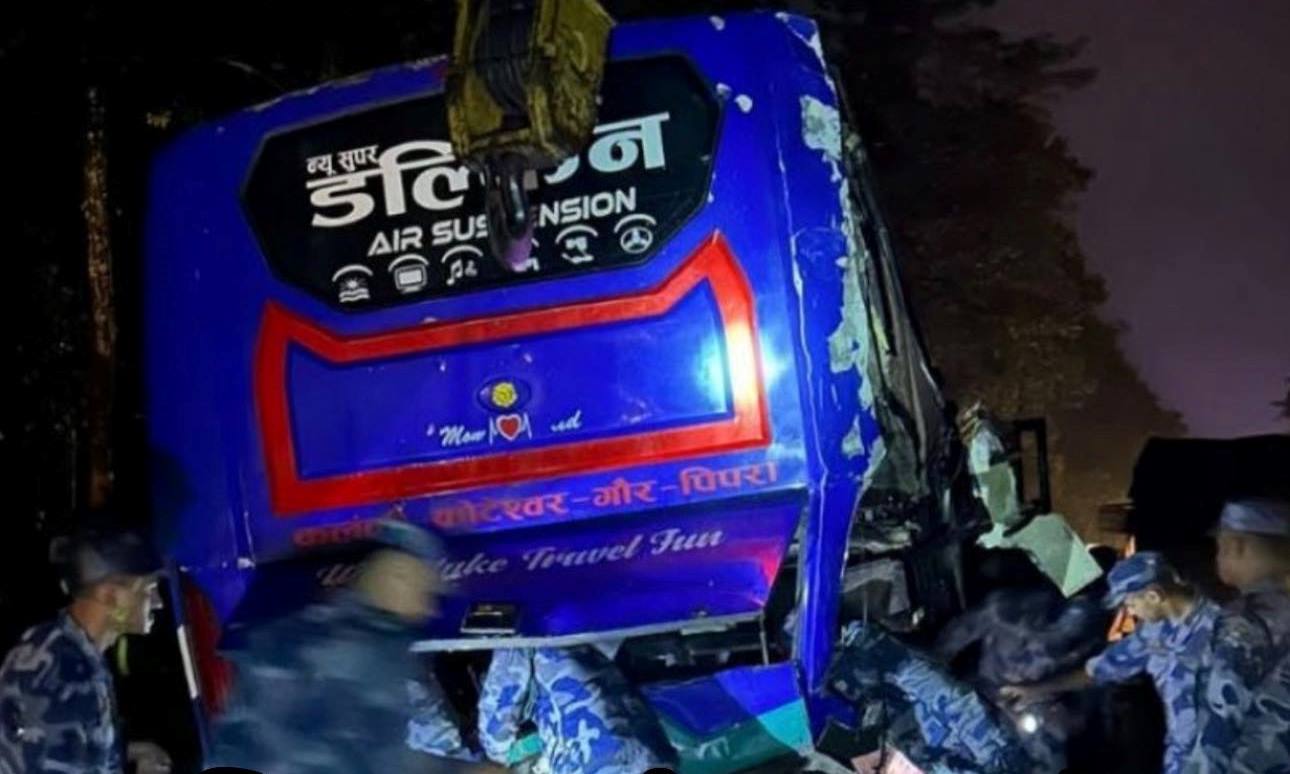 चितवनमा बस दुर्घटना