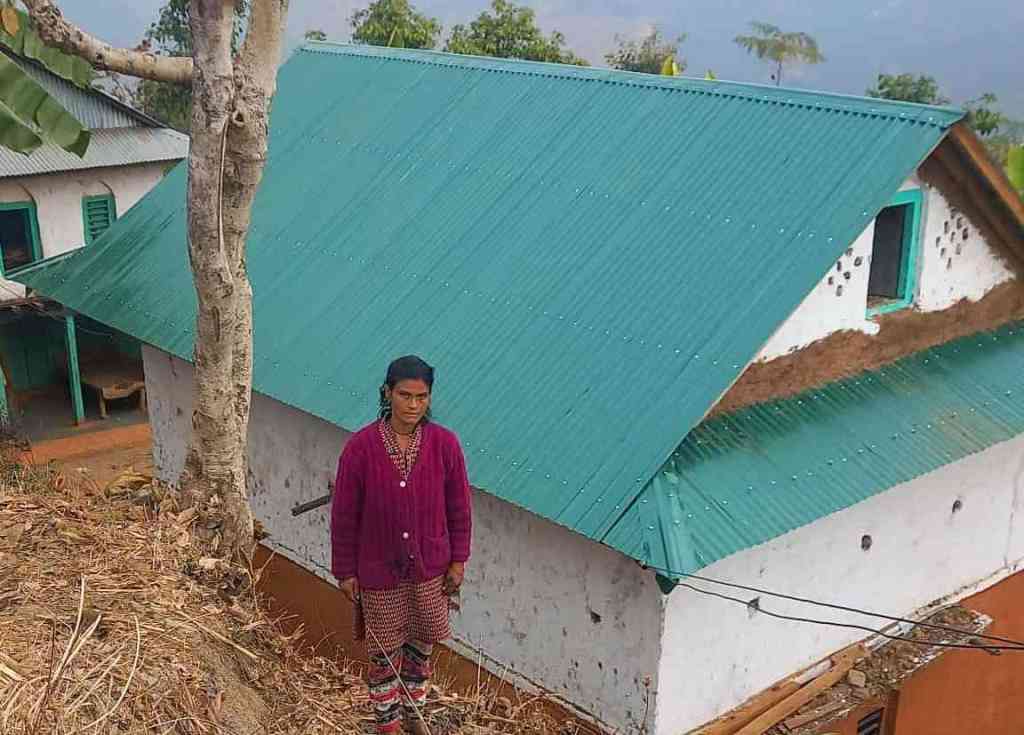 नागरिकको फुसको छानो हटाउने अभियानअन्तर्गत भोजपुरको पौवादुङ्मा गाउँपालिकाले ५२५ परिवारलाई जस्तापाताको छानो वितरण गरेको छ ।