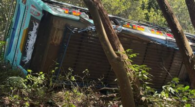 गोरखाबाट नारयणगढतर्फ जान लागेको यात्रुवाहक बस दुर्घटनामा परेको छ । आँबुखैरेनी-गाेरखा सडक खण्डको १२ किलो भन्ने ठाउँमा बस रोकिरहेको थियो । आज आइतबार दिउँसो गोरखाबाट या