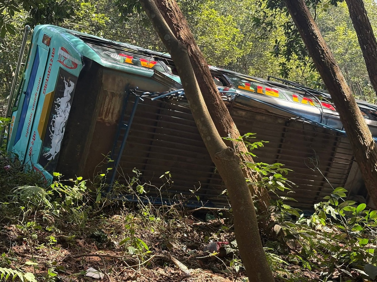 गोरखाबाट नारयणगढतर्फ जान लागेको यात्रुवाहक बस दुर्घटनामा परेको छ । आँबुखैरेनी-गाेरखा सडक खण्डको १२ किलो भन्ने ठाउँमा बस रोकिरहेको थियो । आज आइतबार दिउँसो गोरखाबाट या