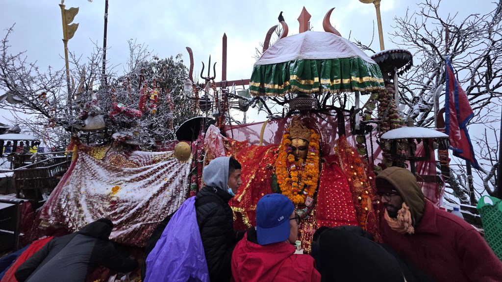 ताप्लेजुङको पाथीभरा मन्दिर क्षेत्रमा वर्षको पहिलो हिमपात