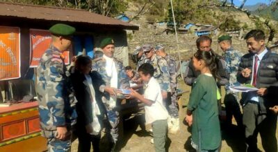 सङ्खुवासभाको भोटखोलाका विद्यार्थीलाई न्यानो कपडा वितरण