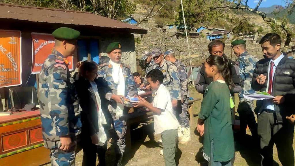 सङ्खुवासभाको भोटखोलाका विद्यार्थीलाई न्यानो कपडा वितरण