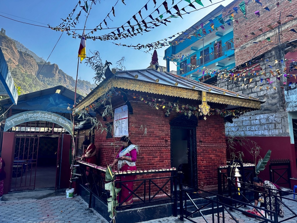 १०० वर्ष पुरानो बेनीको गणेश मन्दिरमा पित्तलको छानो राखेर पुनर्निर्माण