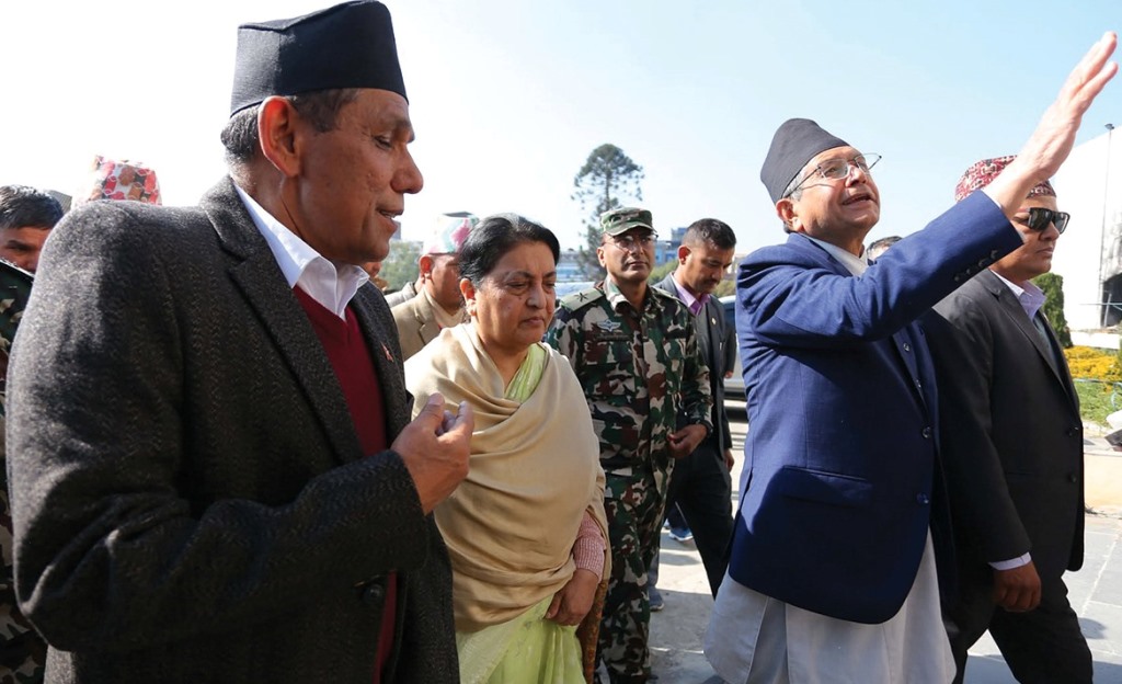 पूर्वराष्ट्रपतिद्वारा आगजनी र तोडफोडबाट क्षतिग्रस्त सङ्घीय संसद् भवनको अवलोकन