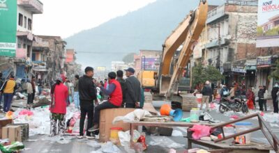 हेटौँडा मुख्य सडक विस्तारका लागि भौतिक संरचना भत्काउन सुरु