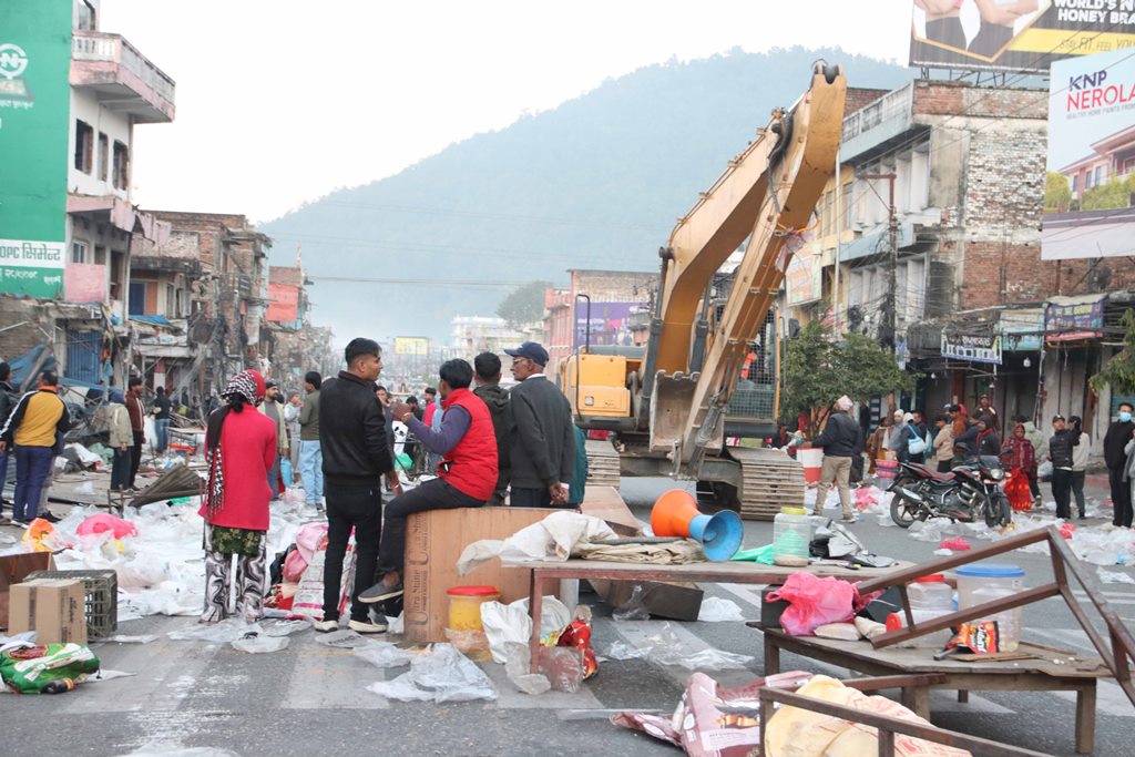 हेटौँडा मुख्य सडक विस्तारका लागि भौतिक संरचना भत्काउन सुरु