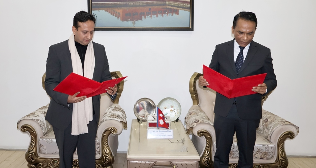 नबिल बैंकका अध्यक्ष निर्वाण चौधरीद्वारा नेपाल राष्ट्र बैंकका गर्भनरबाट शपथ ग्रहण