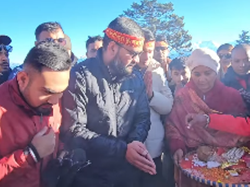 पाथिभरा मन्दिरमा पुगे बालेन साह