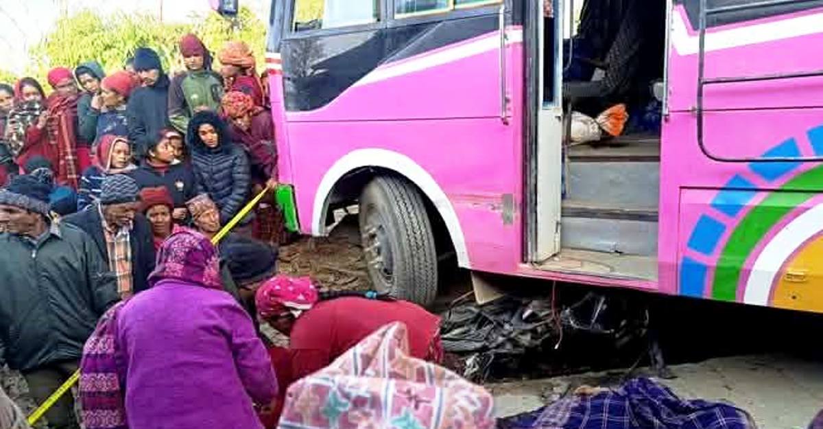 विद्यार्थी बोकेको बस