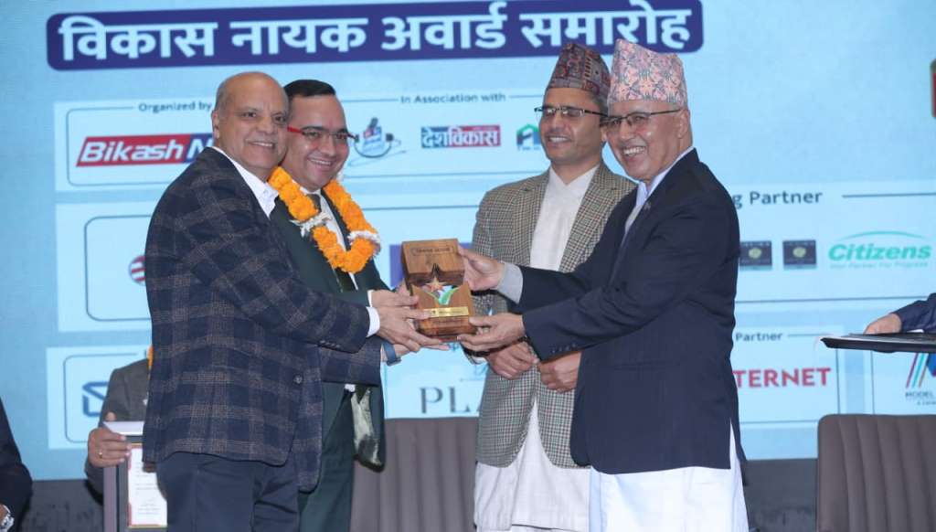 नबिल बैंक ‘विकास नायक २०८२’ द्वारा सम्मानित
