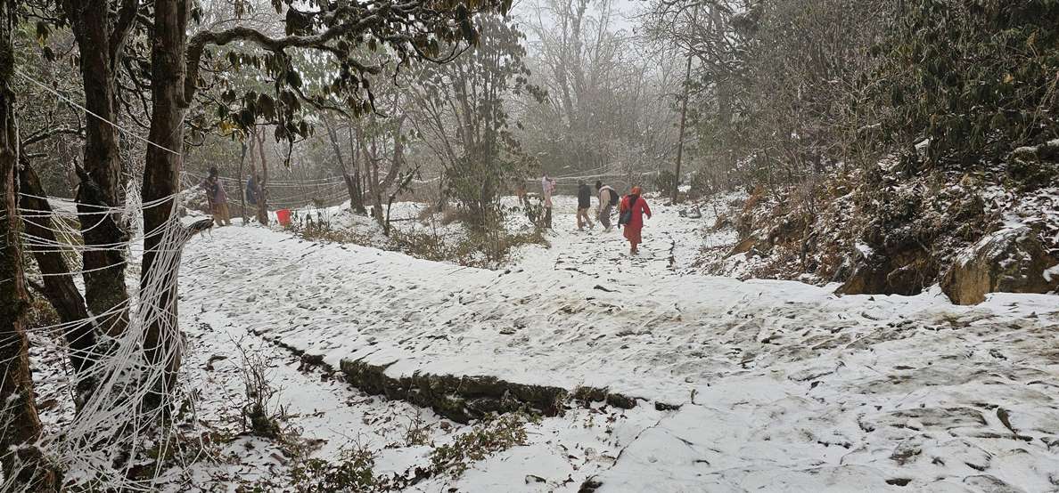 ताप्लेजुङको धार्मिकस्थल पाथीभरा क्षेत्रमा हिमपात