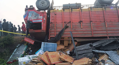 सुनसरीमा ट्रक पल्टिँदा