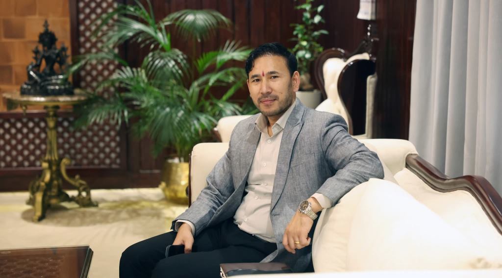 आदर्शकुमार श्रेष्ठ