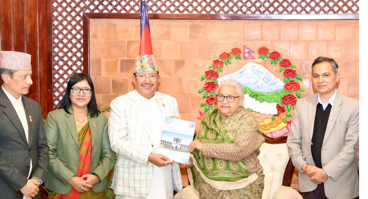 आयोगद्वारा प्रधानमन्त्रीलाई मत परिणामसहितको हस्तान्तरण