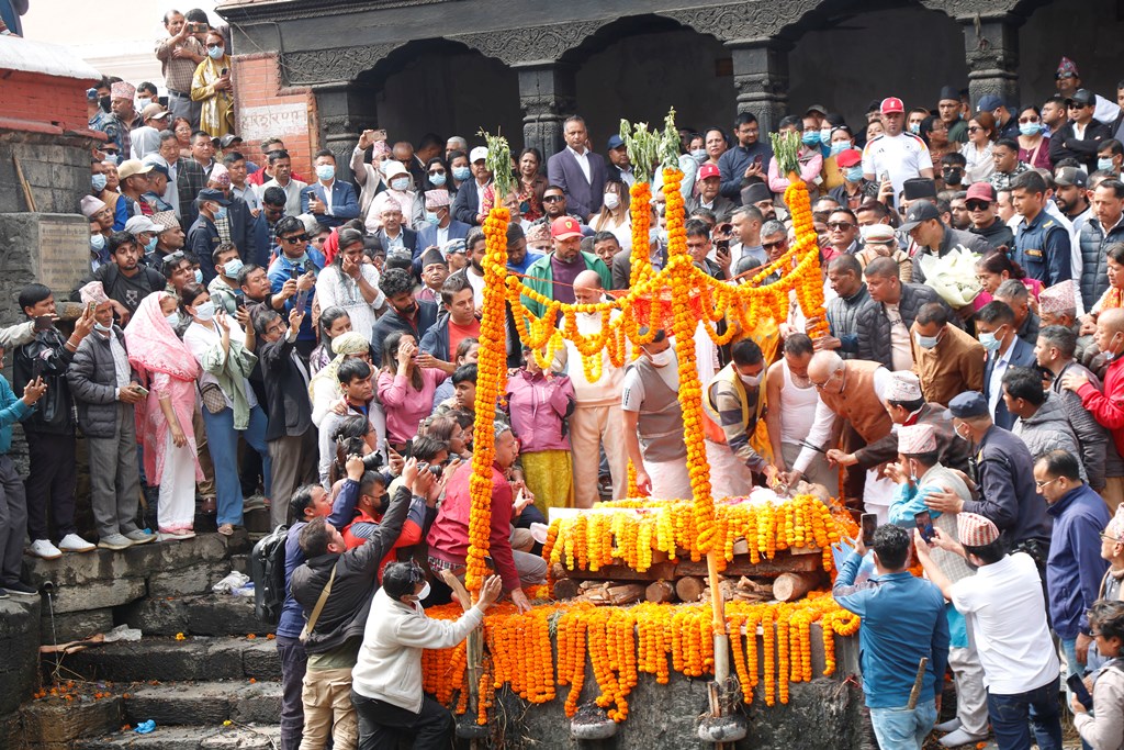 अध्यक्ष ओलीका पिता मोहनप्रसादको पशुपति आर्यघाटमा अन्त्येष्टि