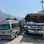 माइक्रोबस र बस एकापसमा ठोक्किँदा १० जना घाइते